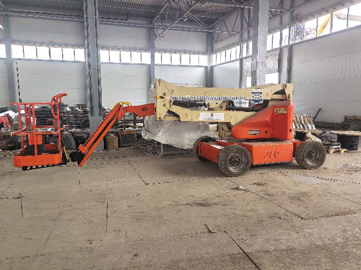 Коленчатый подъемник JLG E450AJ на заводе