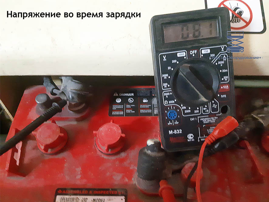 Вольтаж шестивольтового тягового аккумулятора во время зарядки